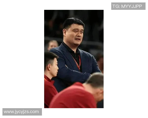 姚明今年多次亮相赛场展现风采引发球迷热议与期待