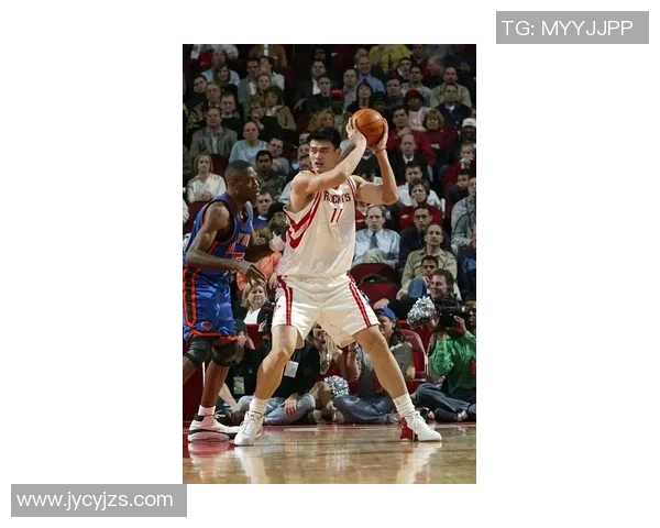 姚明在激烈对决中胜出比赛展现出卓越篮球技巧与坚定意志 姚明在激烈对决中胜出比赛展现出卓越篮球技巧与坚定意志