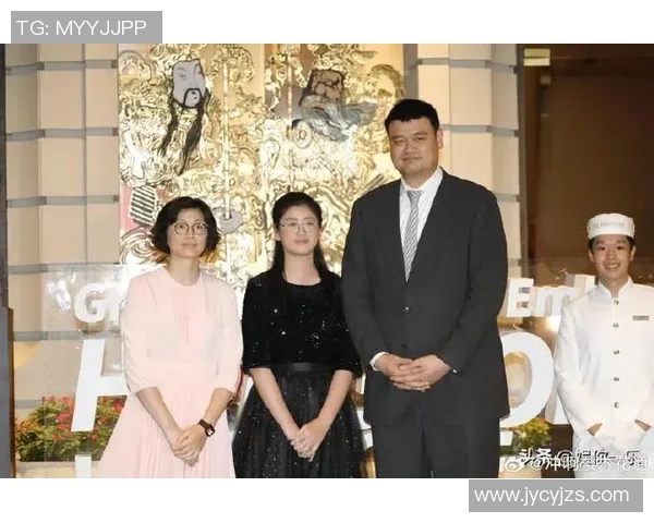 姚明母亲的优雅风采与温暖笑容展现了家庭的力量与支持