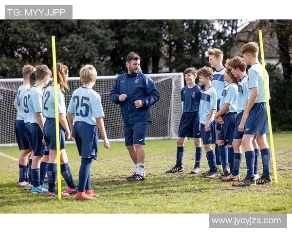 足球明星日常训练揭秘：如何通过科学训练提升竞技水平与身体素质