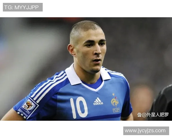 圆寸足球明星的传奇人生与场上风采的完美结合 圆寸足球明星的传奇人生与场上风采的完美结合