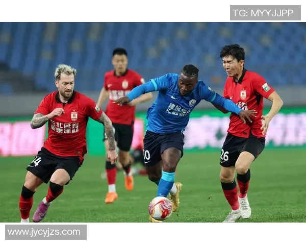 校园足球盛会迎来明星球员激情四溢的精彩瞬间