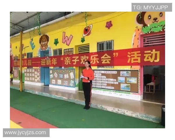 足球明星携手小朋友走进赛场共谱梦想篇章的温馨时刻 足球明星携手小朋友走进赛场共谱梦想篇章的温馨时刻